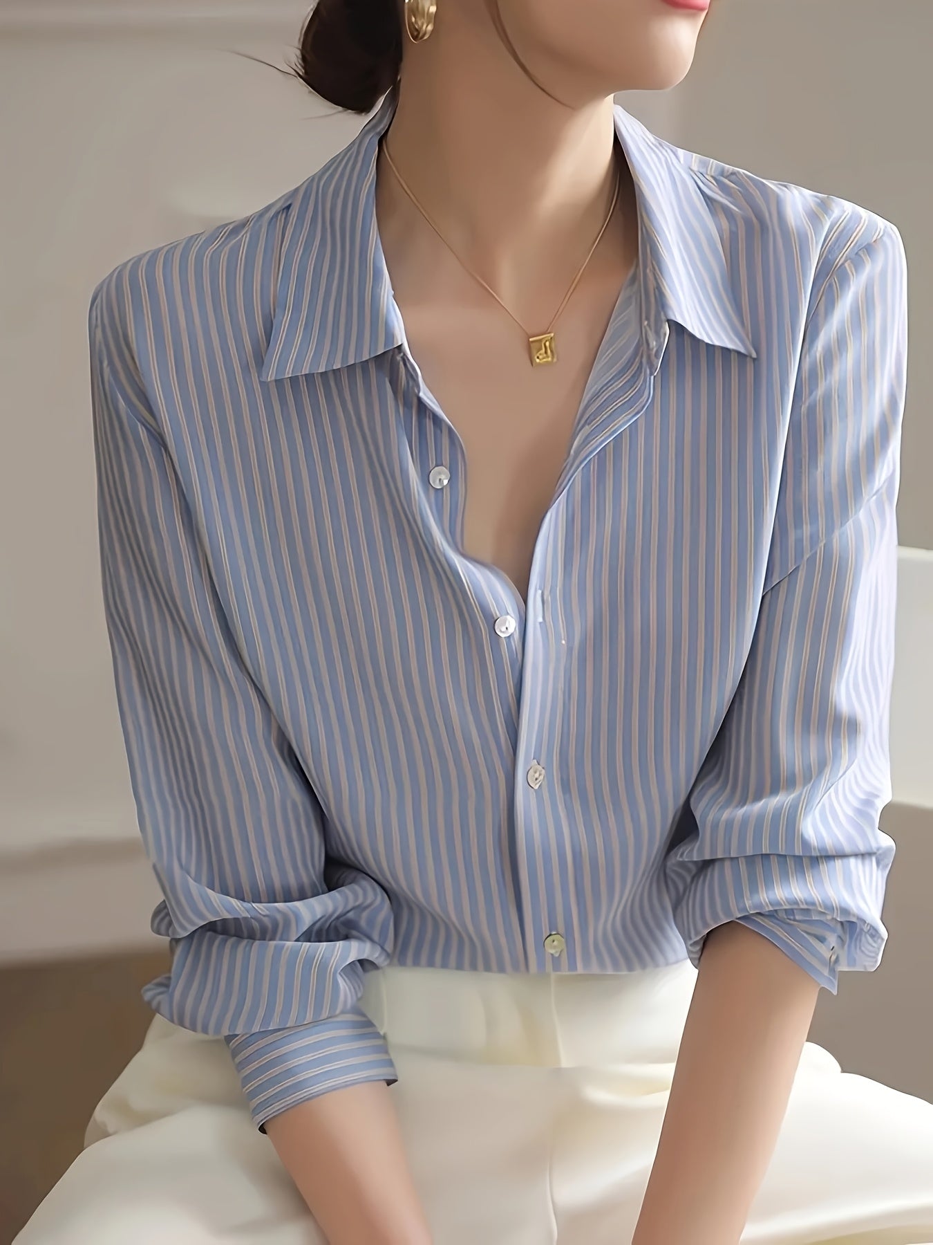Blusa Listrada Azul – Elegância Coreana em Cada Detalhe