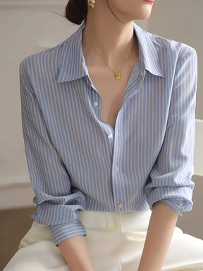 Blusa Listrada Azul – Elegância Coreana em Cada Detalhe