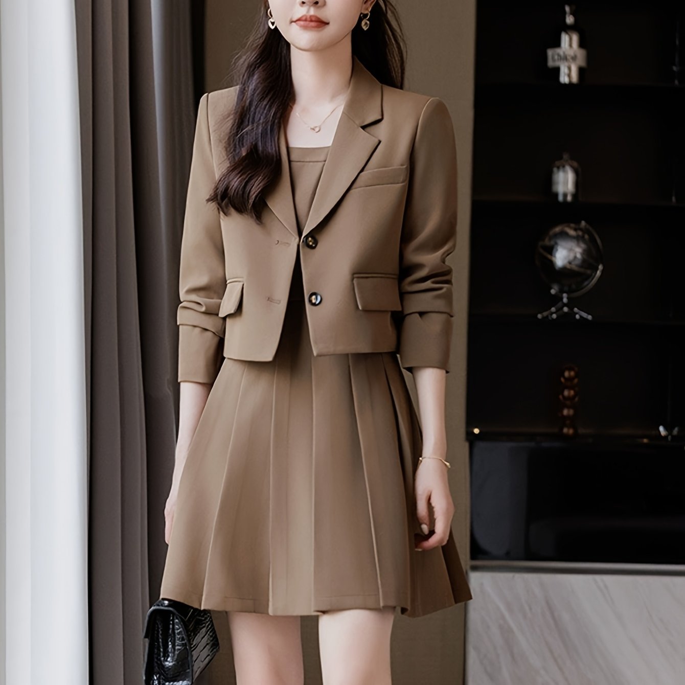 Terno curto, moderno e casual, com um vestido de duas peças