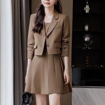 Terno curto, moderno e casual, com um vestido de duas peças