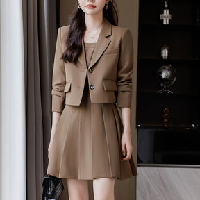 Terno curto, moderno e casual, com um vestido de duas peças