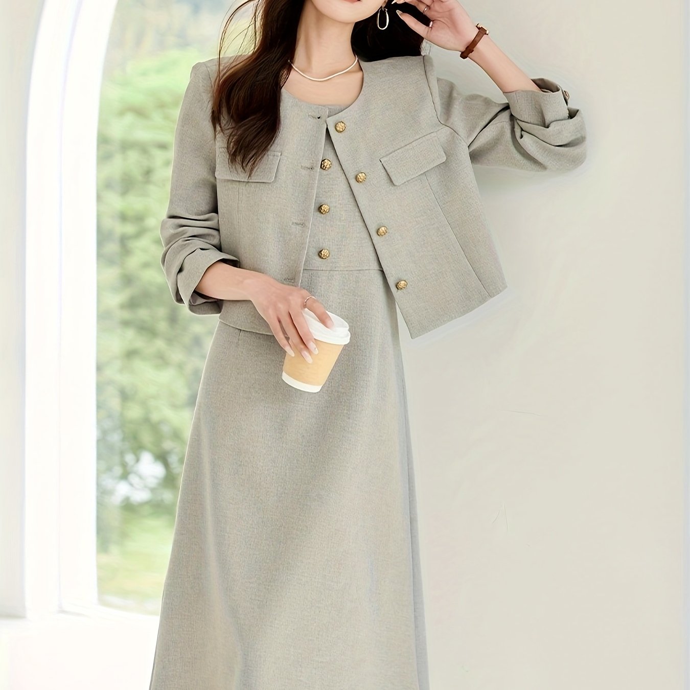 Conjunto  elegante de duas peças com colete curto e vestido sem mangas