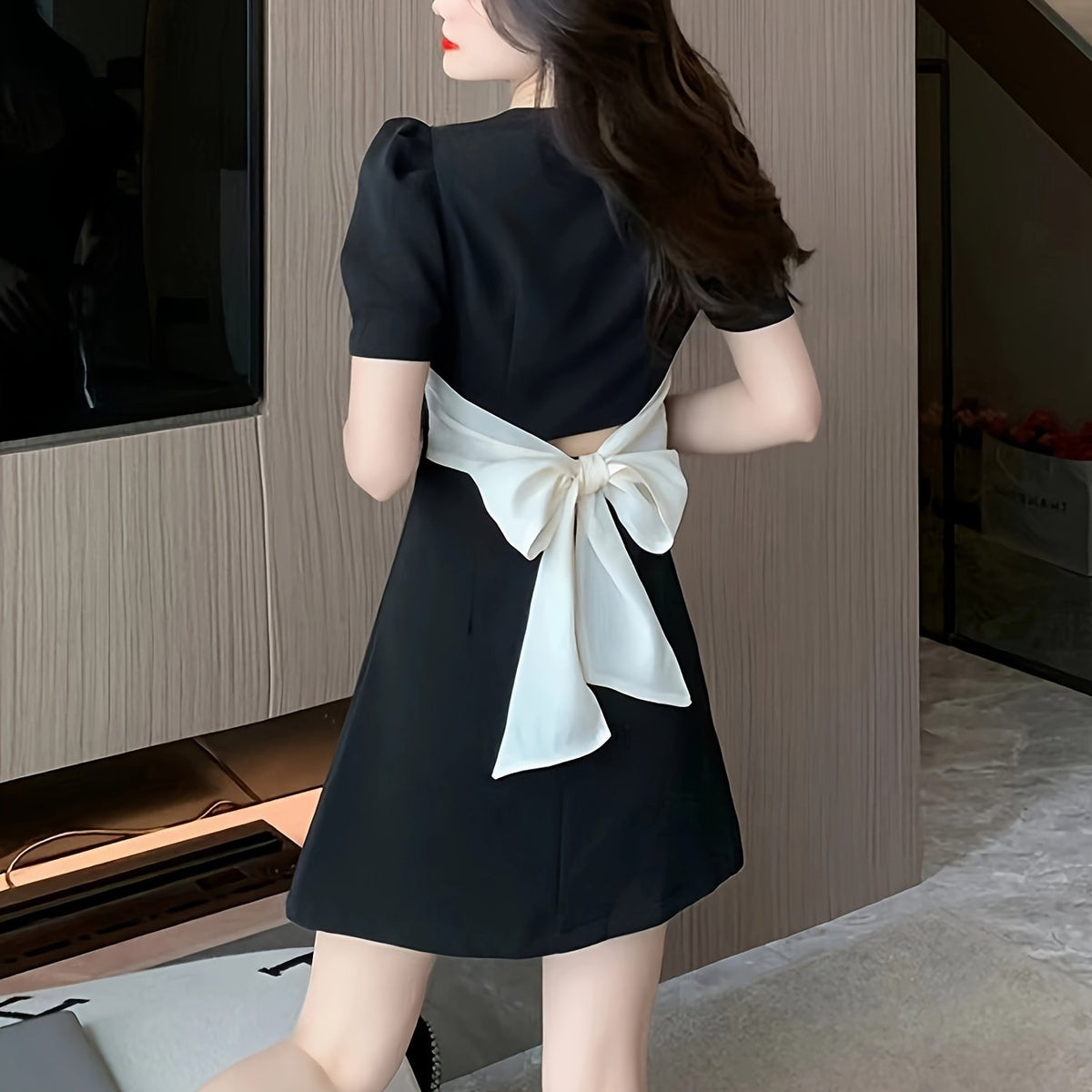 Vestido com decote quadrado e decoração de laço, manga curta com amarração nas costas