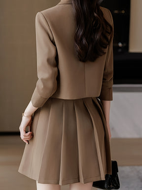 Terno curto, moderno e casual, com um vestido de duas peças