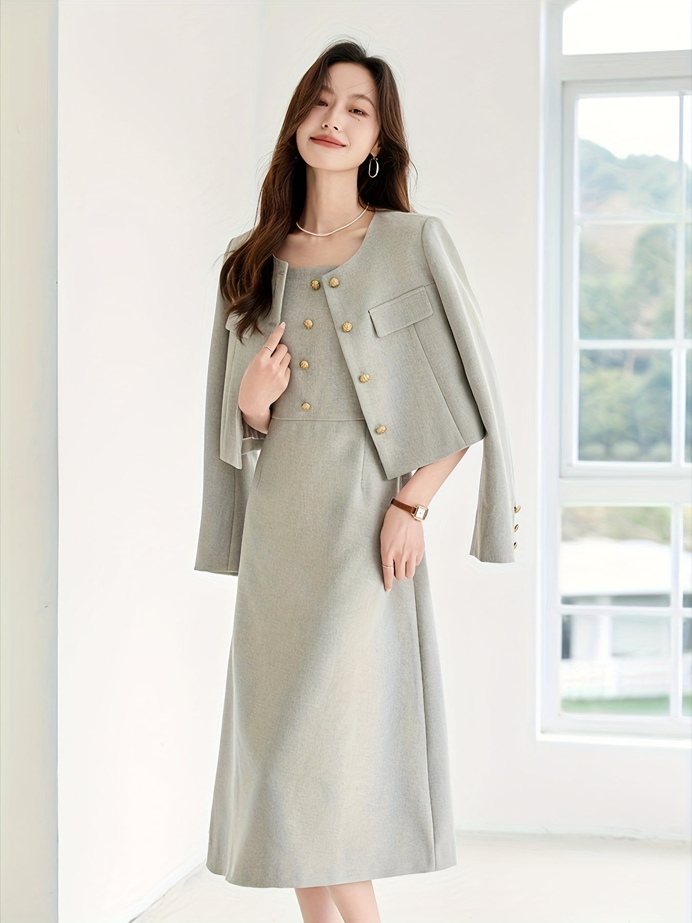 Conjunto  elegante de duas peças com colete curto e vestido sem mangas