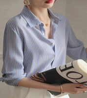 Blusa Listrada Azul – Elegância Coreana em Cada Detalhe