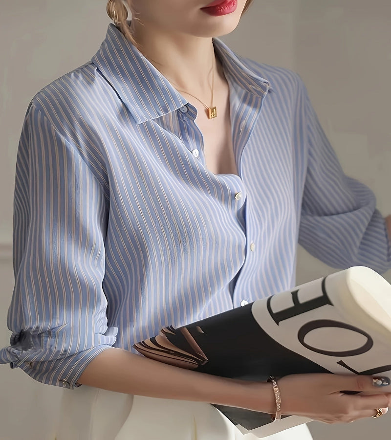 Blusa Listrada Azul – Elegância Coreana em Cada Detalhe