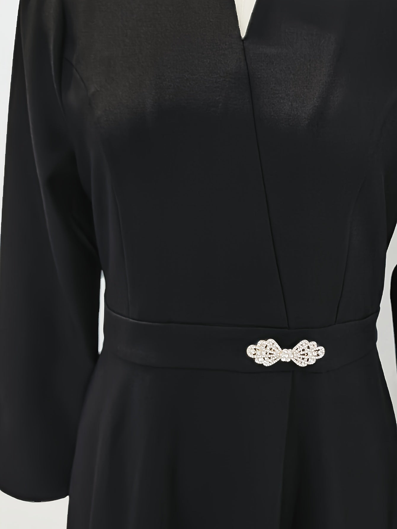 Vestido de manga comprida com decote em V, corte slim, cintura justa