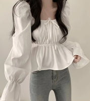 Camisa Solta de Ombro Caído com Cintura Marcada e Mangas Sino com Babados – Sofisticação e Leveza no Estilo Coreano