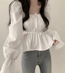 Camisa Solta de Ombro Caído com Cintura Marcada e Mangas Sino com Babados – Sofisticação e Leveza no Estilo Coreano