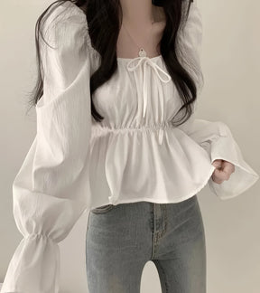 Camisa Solta de Ombro Caído com Cintura Marcada e Mangas Sino com Babados – Sofisticação e Leveza no Estilo Coreano