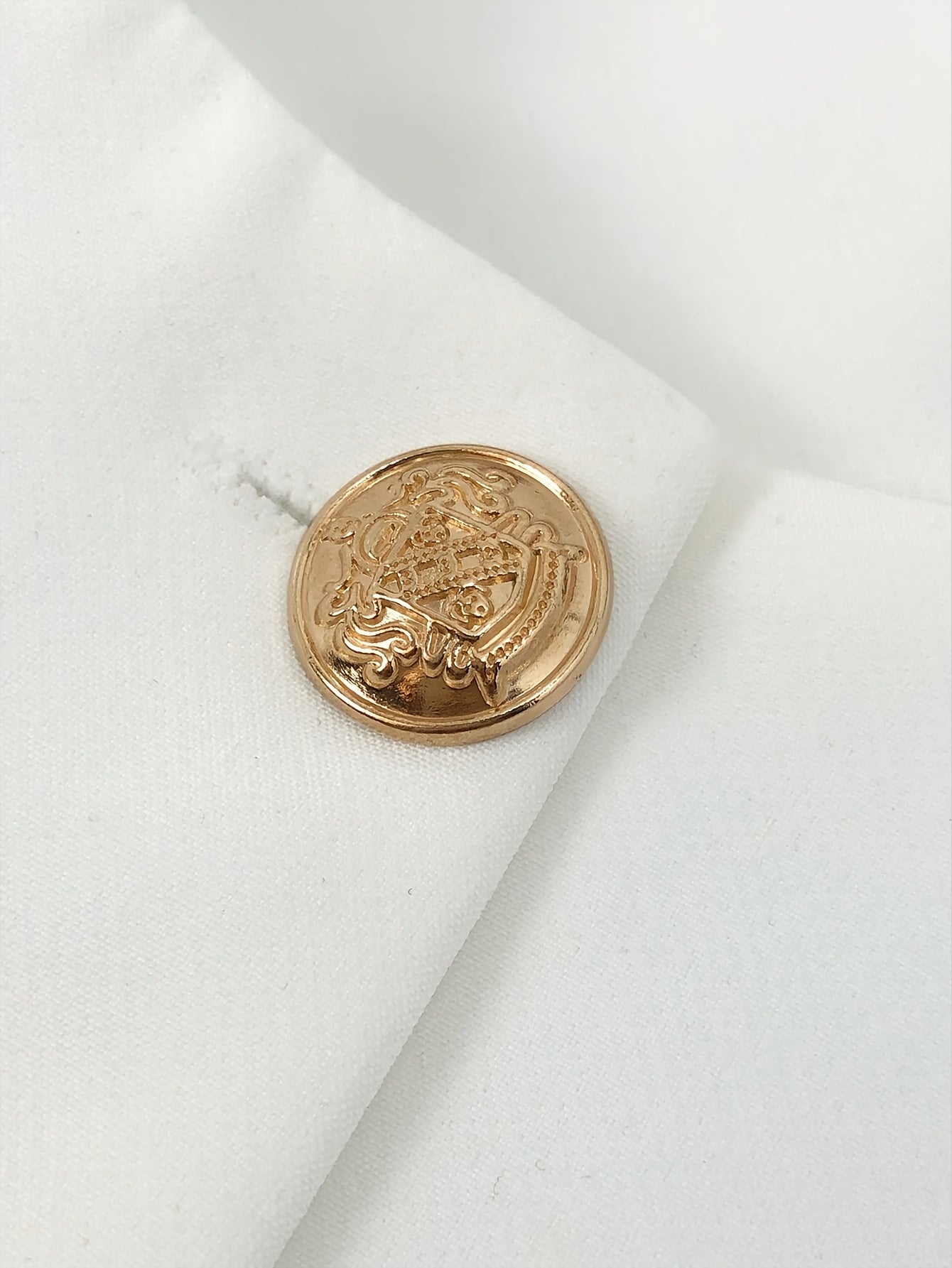 Blazer elegante  de abotoamento com botões dourados - corte justo