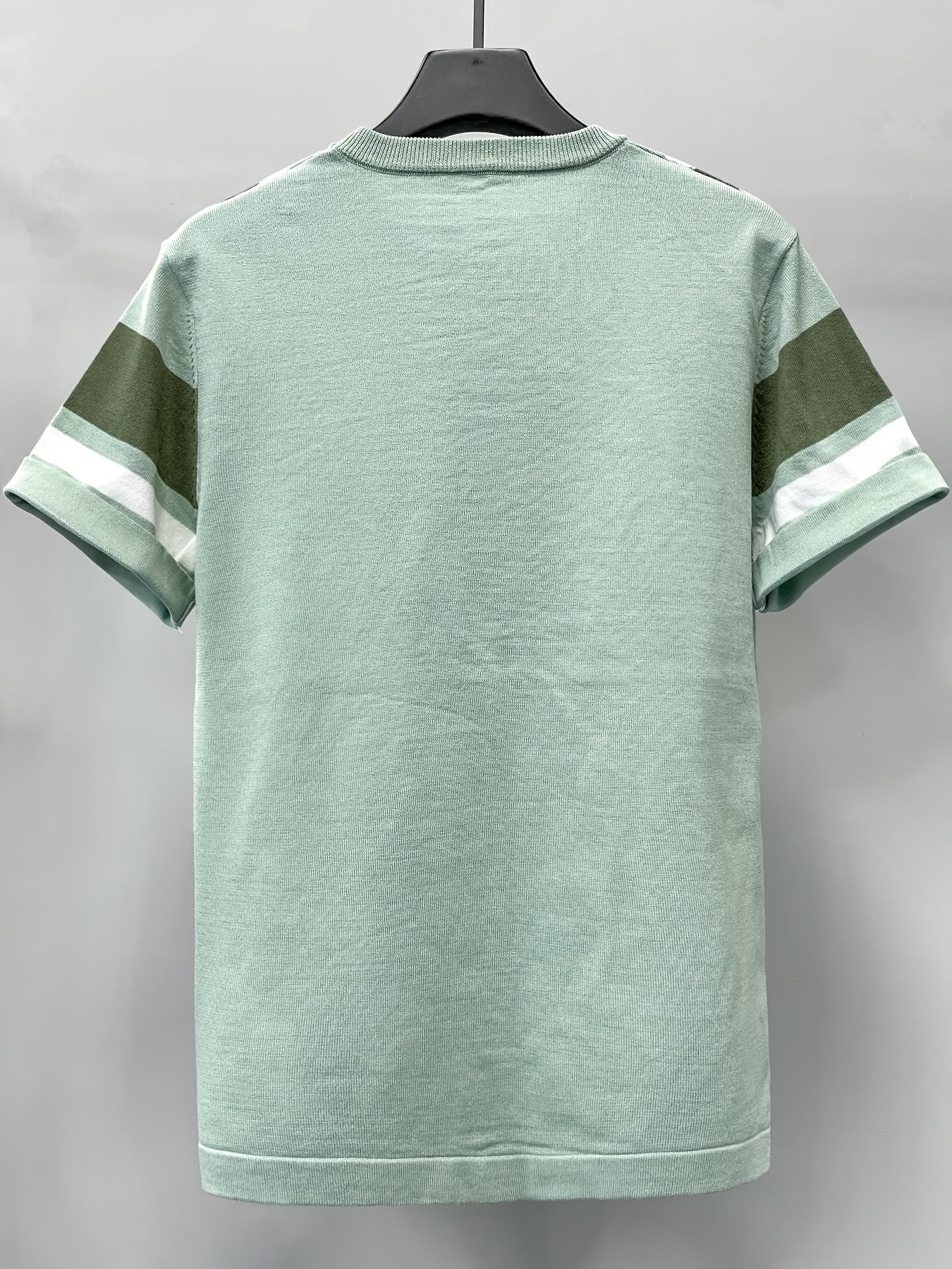 Camisa casual listrada masculina com gola redonda