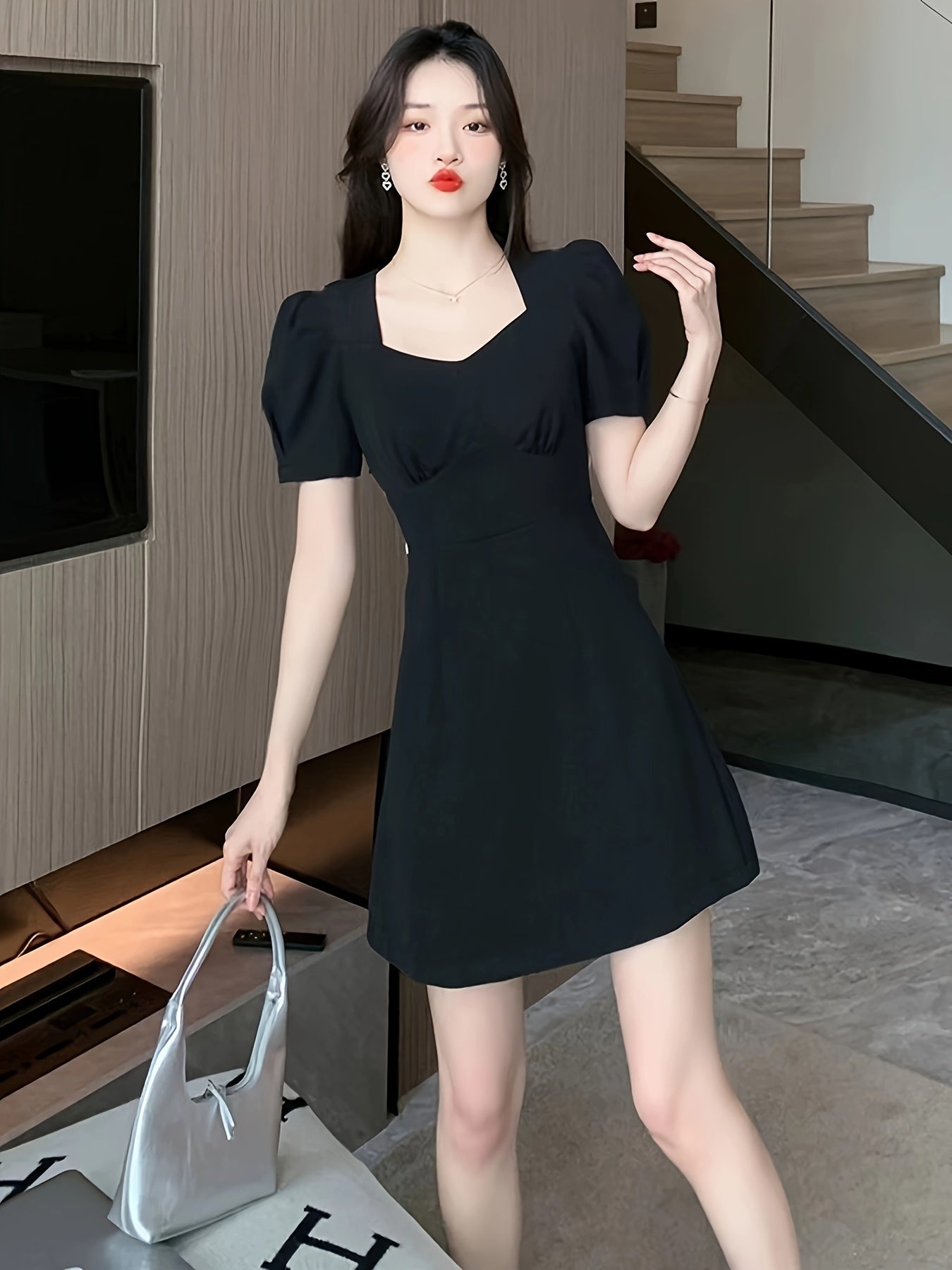 Vestido com decote quadrado e decoração de laço, manga curta com amarração nas costas