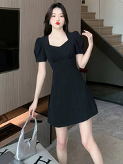 Vestido com decote quadrado e decoração de laço, manga curta com amarração nas costas