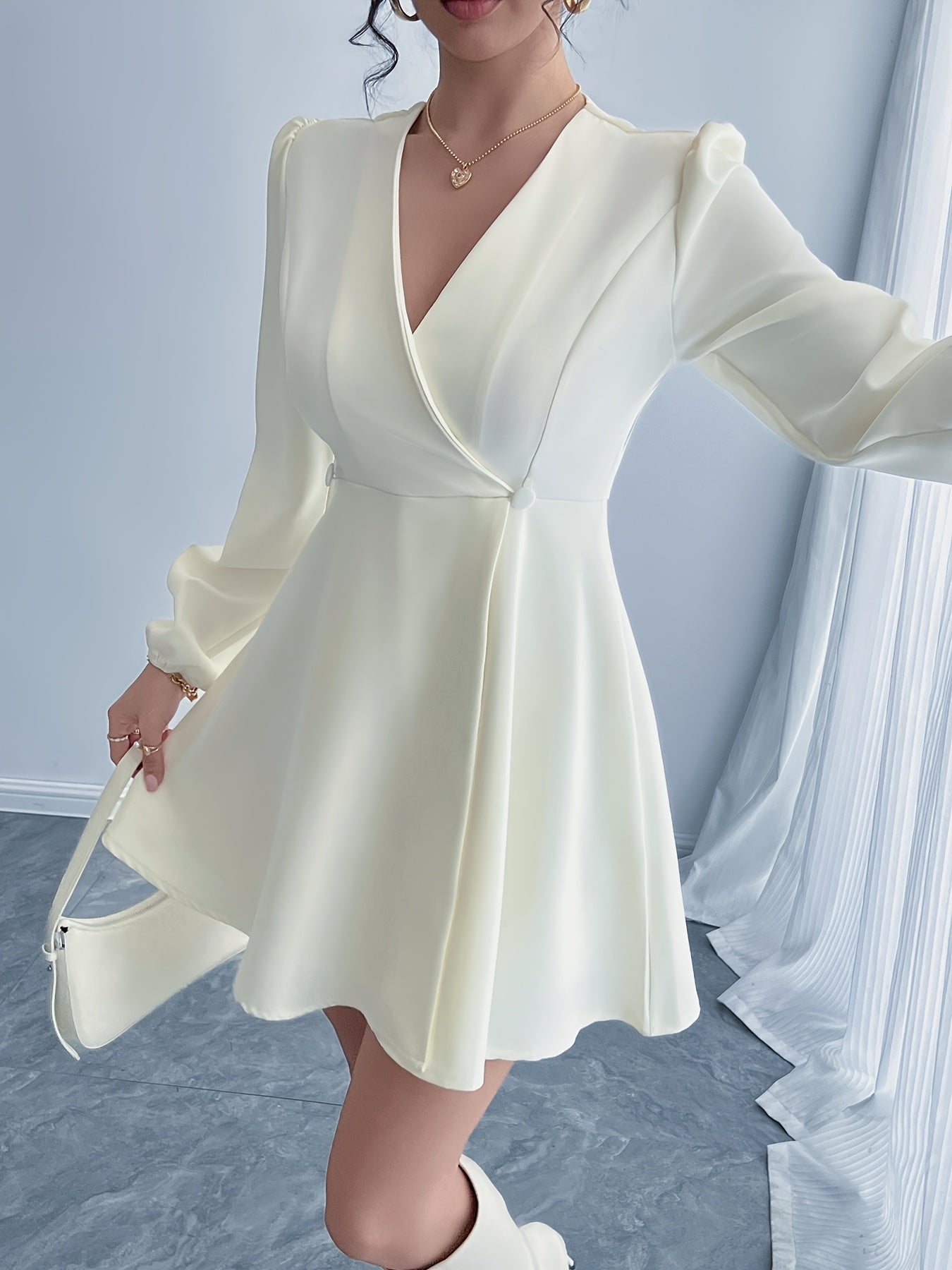 Vestido elegante de manga comprida com decote em V,  cor sólida com botões de fileira dupla