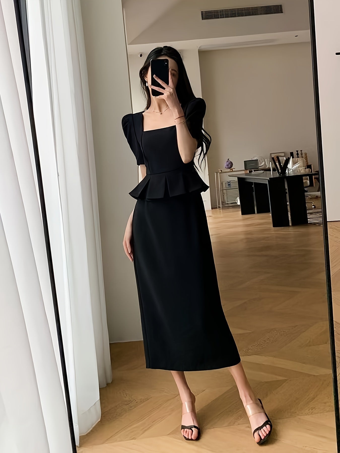 Vestido elegante justo com decote quadrado,  cor sólida, tecido, com detalhe peplum