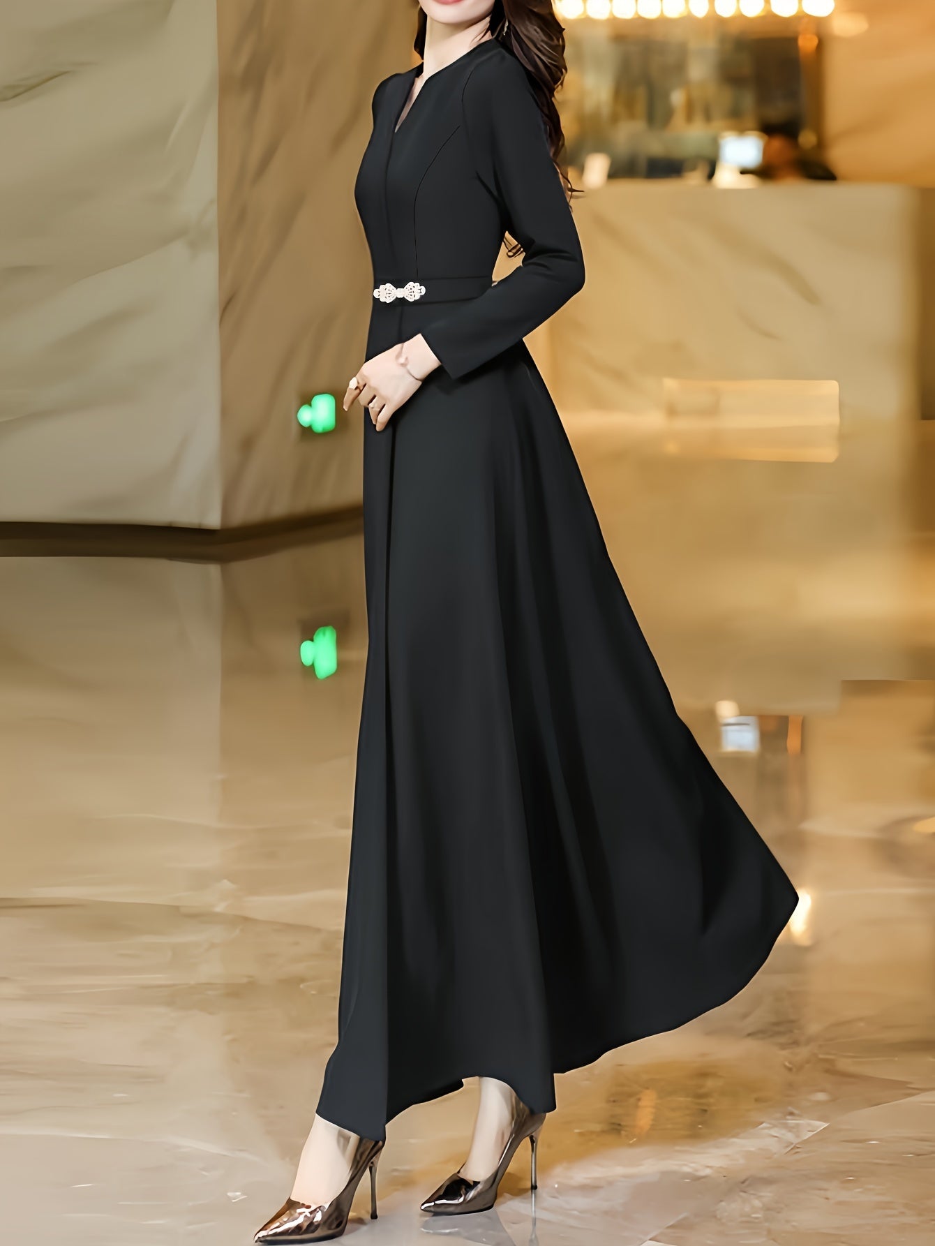 Vestido de manga comprida com decote em V, corte slim, cintura justa