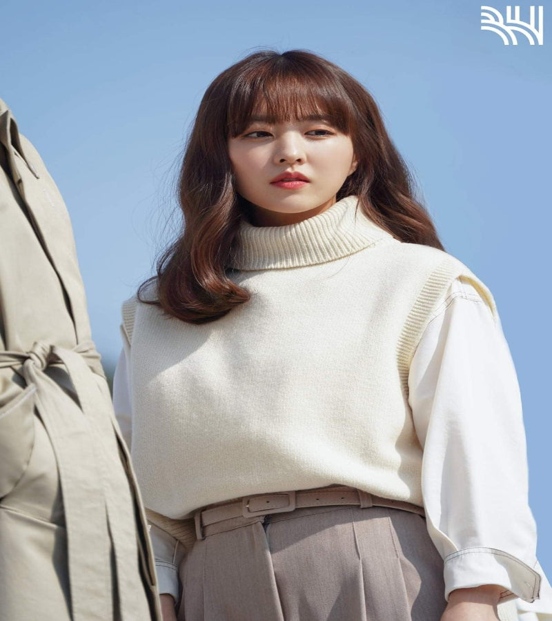 Look Garota Forte Bong-soon – Colete Curto Tricotado com Gola Alta