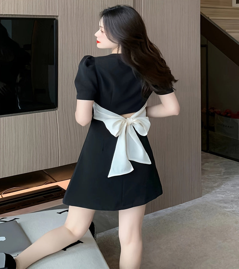 Vestido com decote quadrado e decoração de laço, manga curta com amarração nas costas