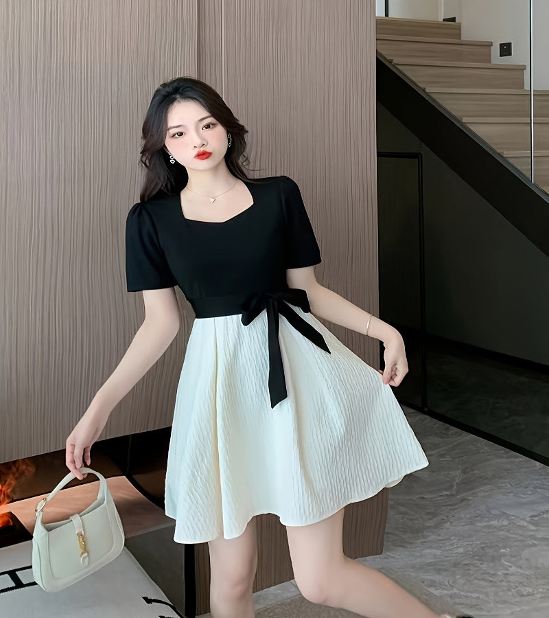 Vestido elegante com cinto e bloco de cores, plissado com decote em coração e manga curta