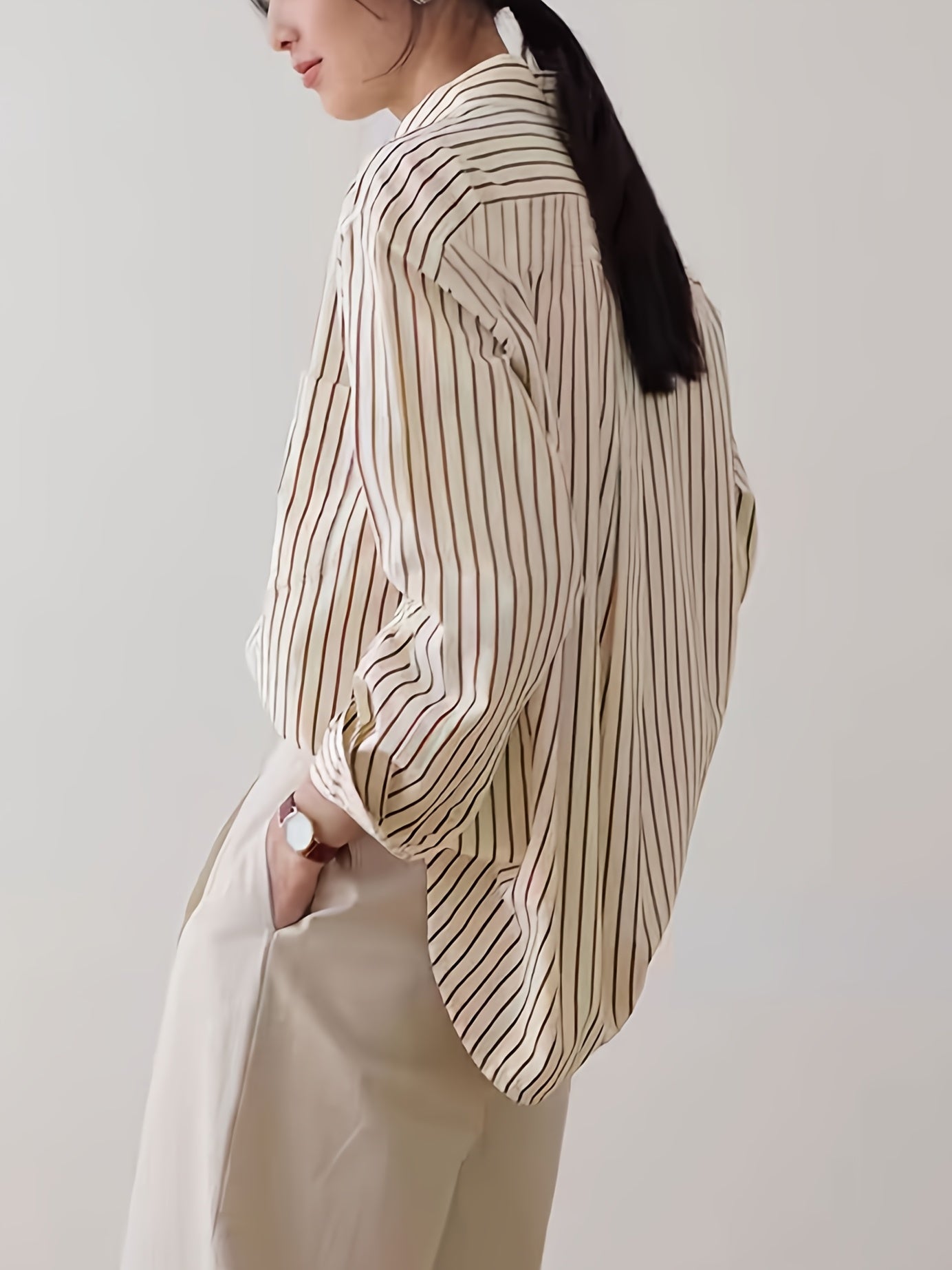 Blusa elegante listrada bege de manga comprida com botões