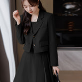 Terno curto, moderno e casual, com um vestido de duas peças