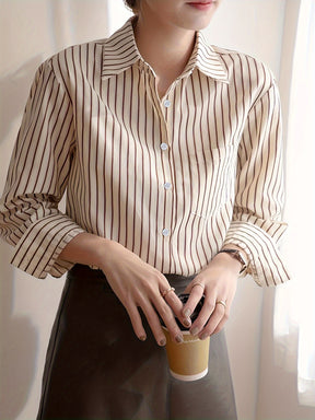 Blusa elegante listrada bege de manga comprida com botões