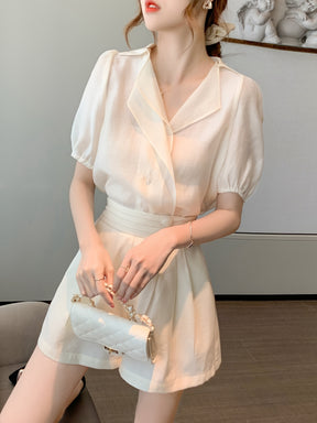 Conjunto de duas peças, com camisa solta em decote em V