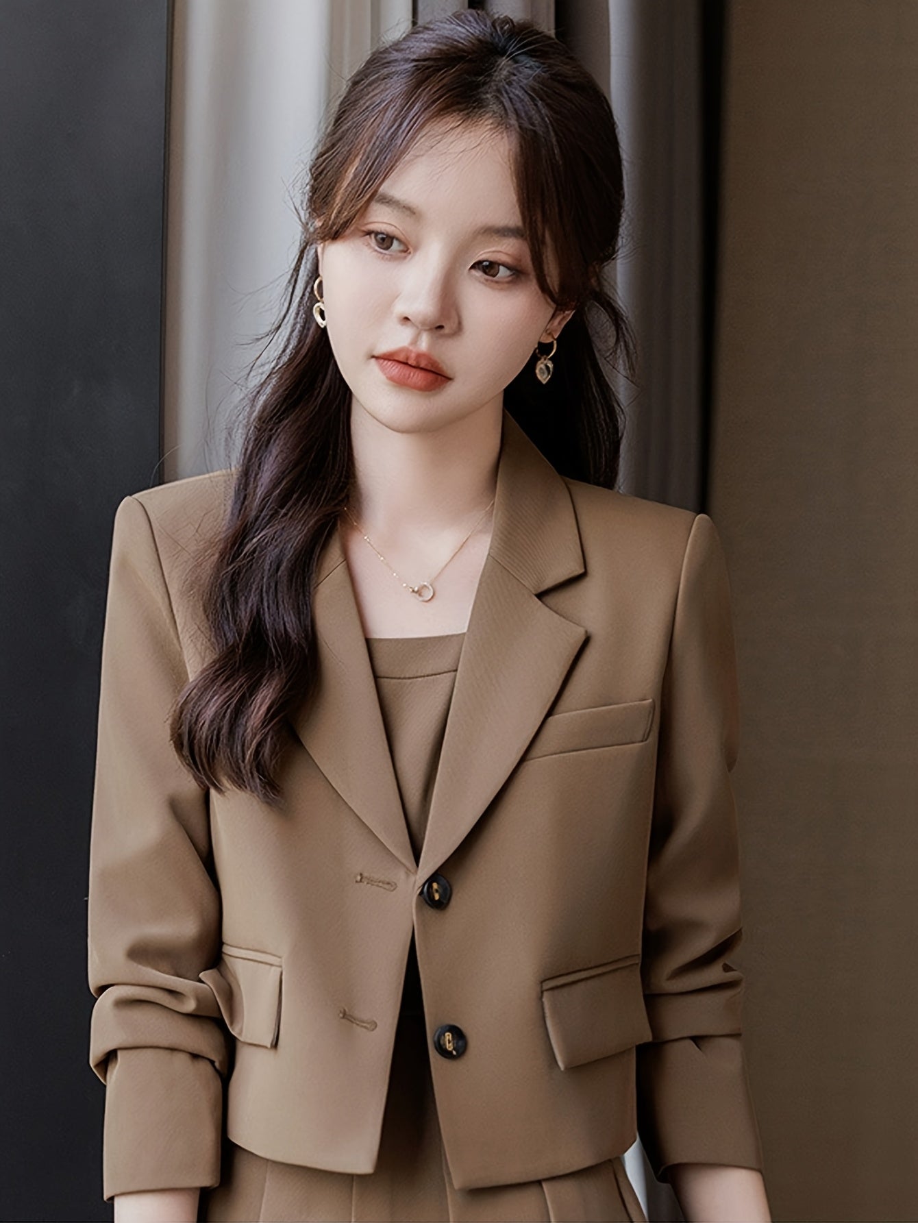 Terno curto, moderno e casual, com um vestido de duas peças