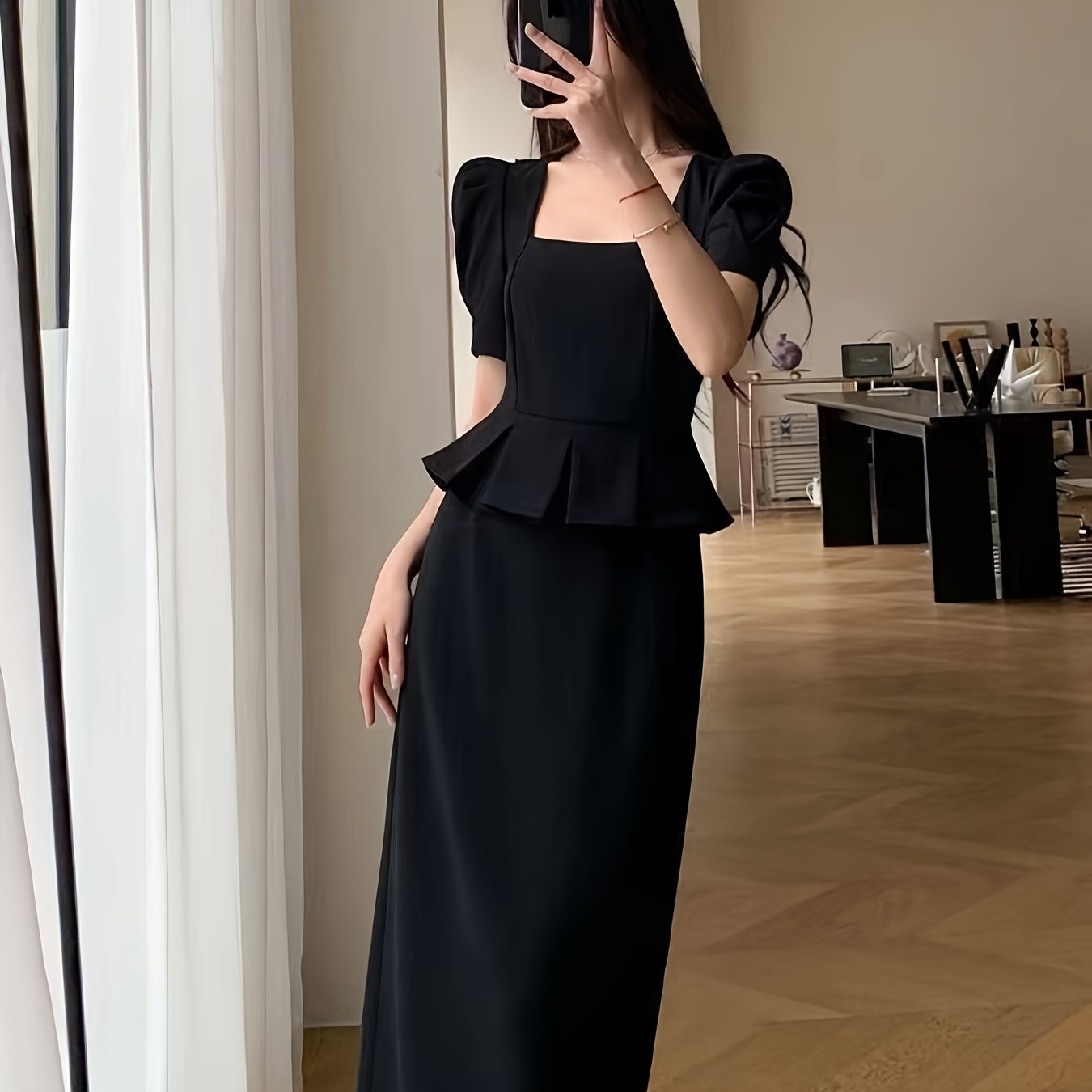 Vestido elegante justo com decote quadrado,  cor sólida, tecido, com detalhe peplum