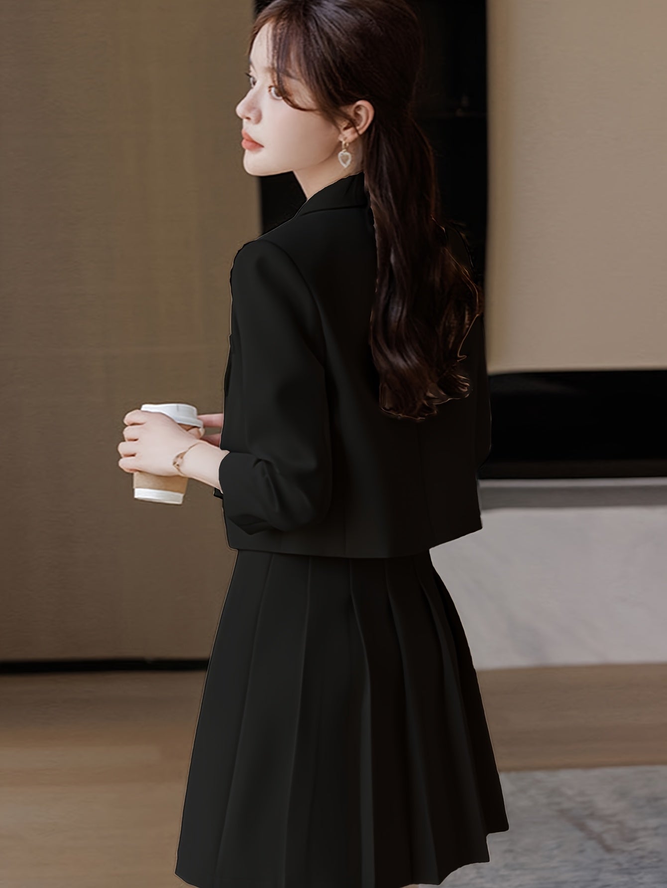 Terno curto, moderno e casual, com um vestido de duas peças