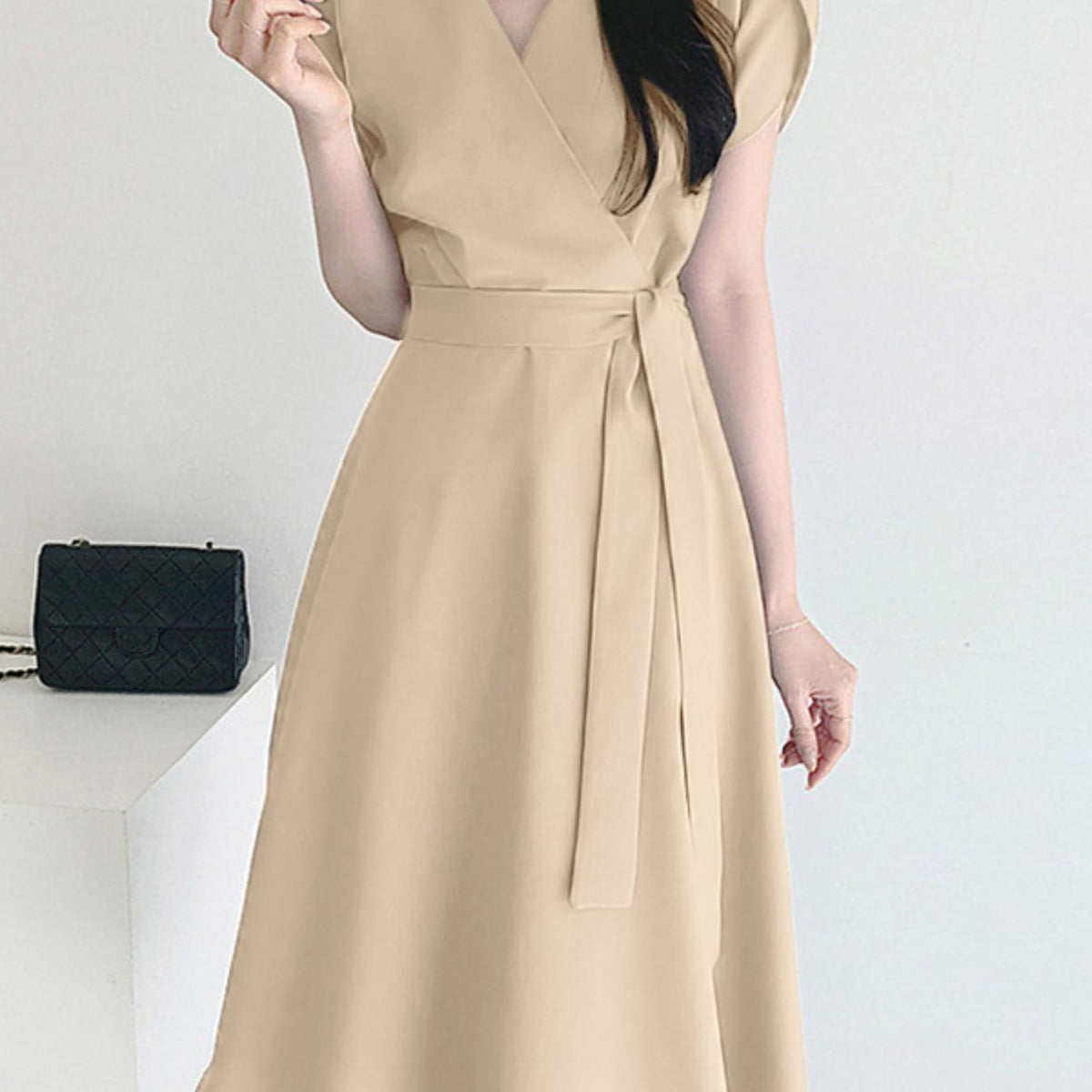 Vestido elegante com decote em V e linha A, com frente envolvente e mangas curtas
