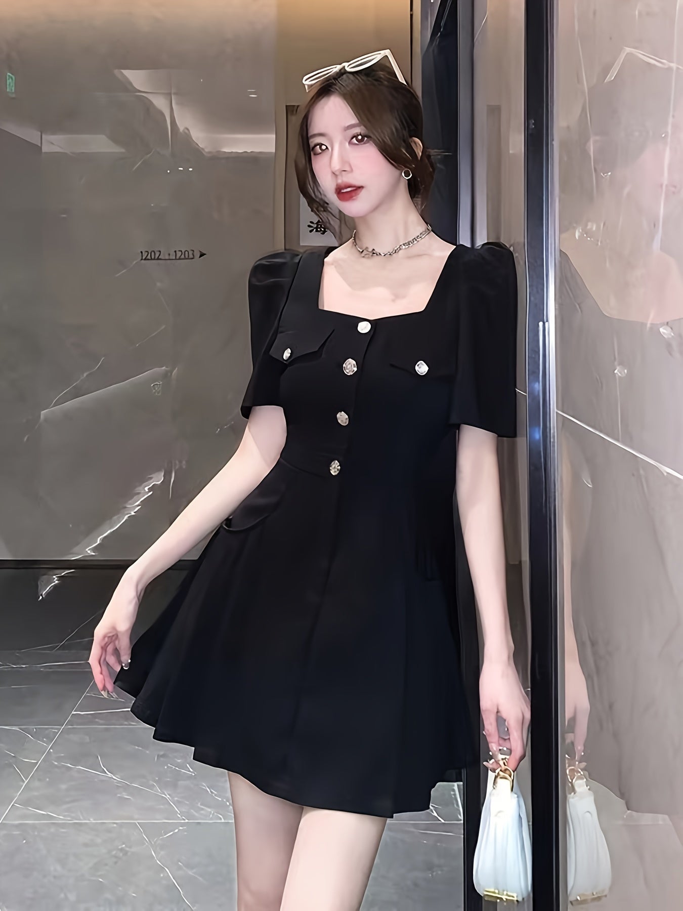 Vestido com corte A e mangas bufantes e botões decorativos - gola quadrada, saia plissada de cintura