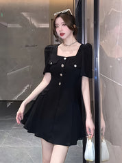 Vestido com corte A e mangas bufantes e botões decorativos - gola quadrada, saia plissada de cintura