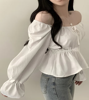 Camisa Solta de Ombro Caído com Cintura Marcada e Mangas Sino com Babados – Sofisticação e Leveza no Estilo Coreano