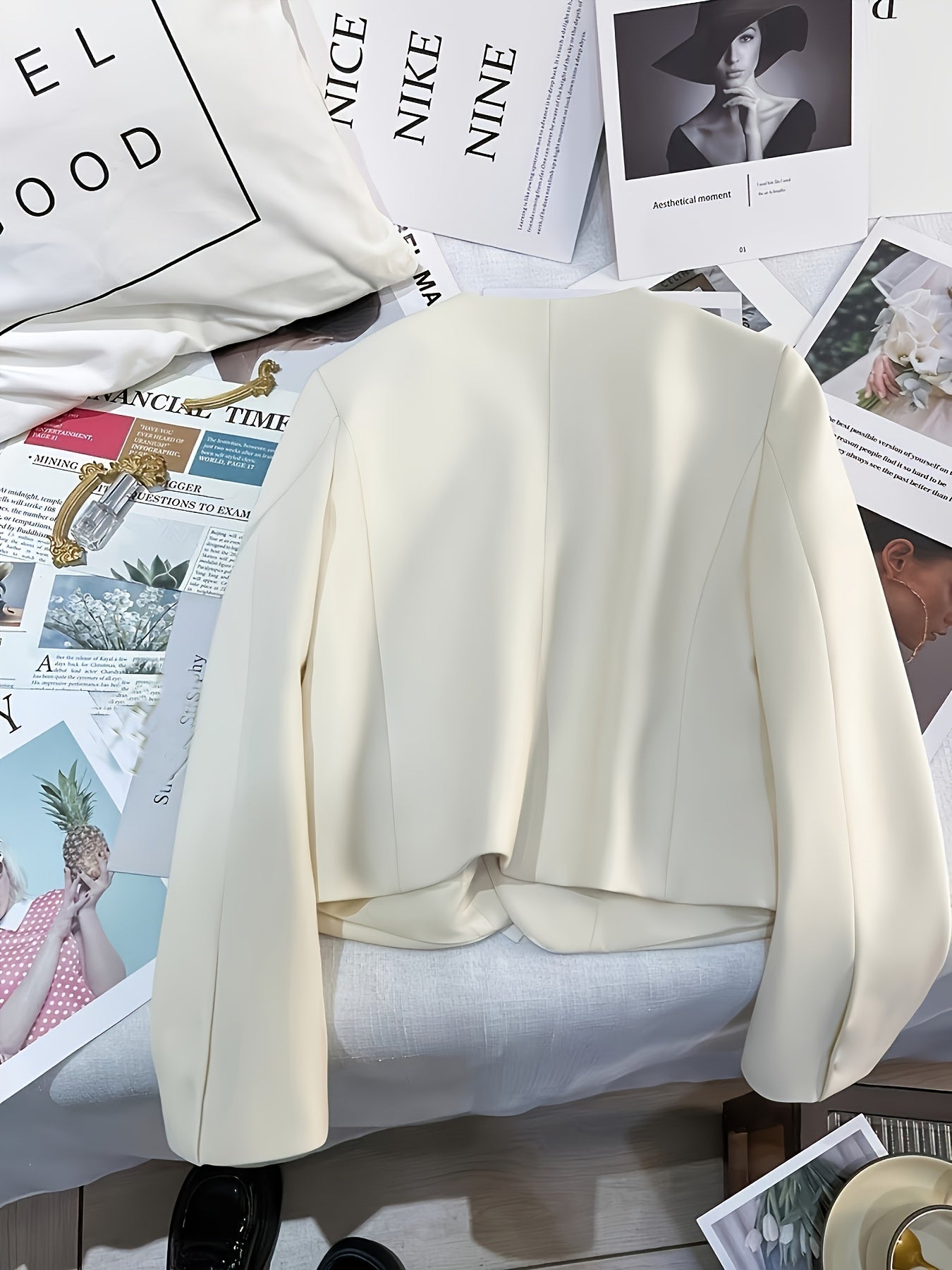 Blazer elegante com decote em V e abotoamento