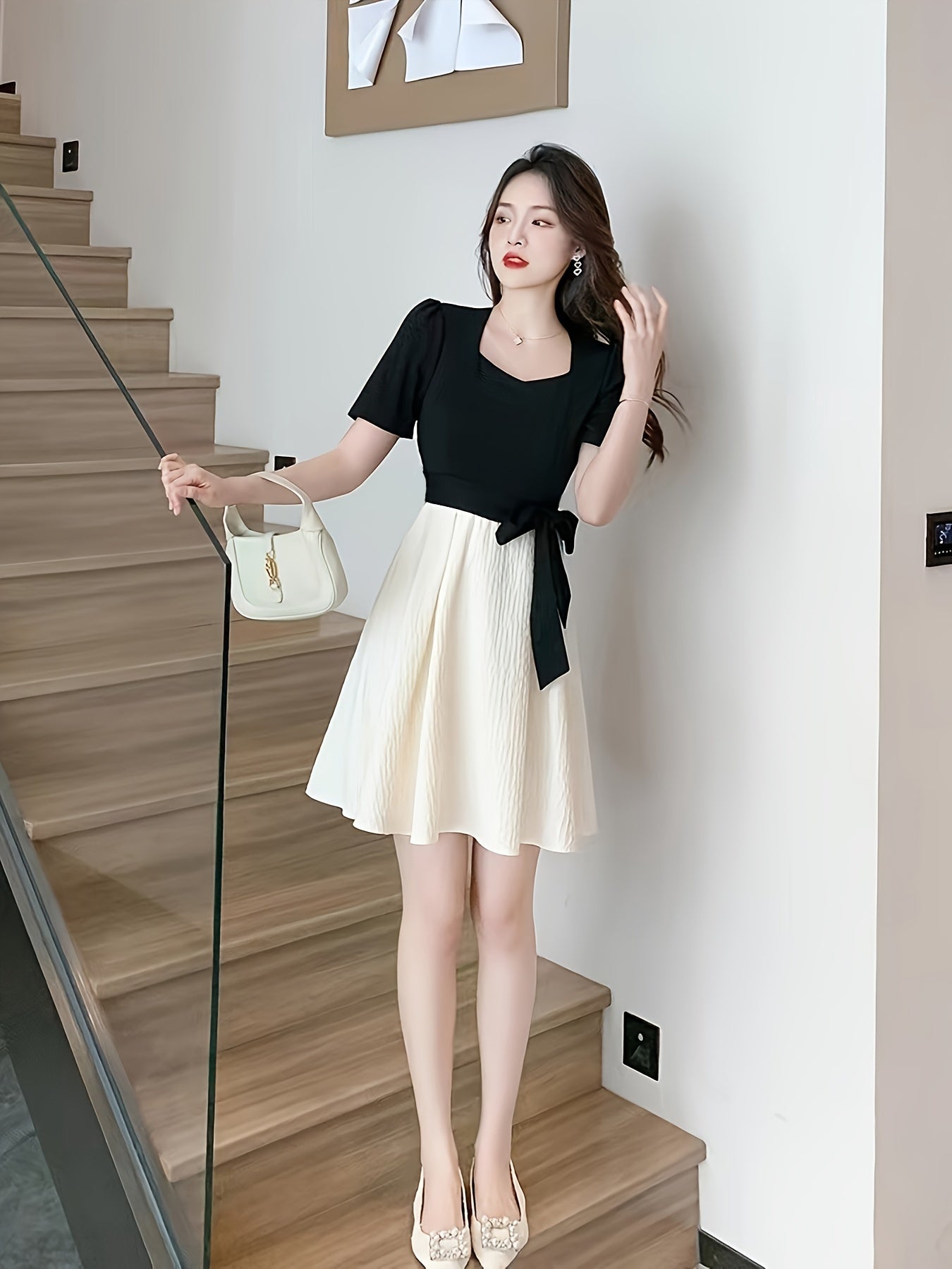 Vestido elegante com cinto e bloco de cores, plissado com decote em coração e manga curta