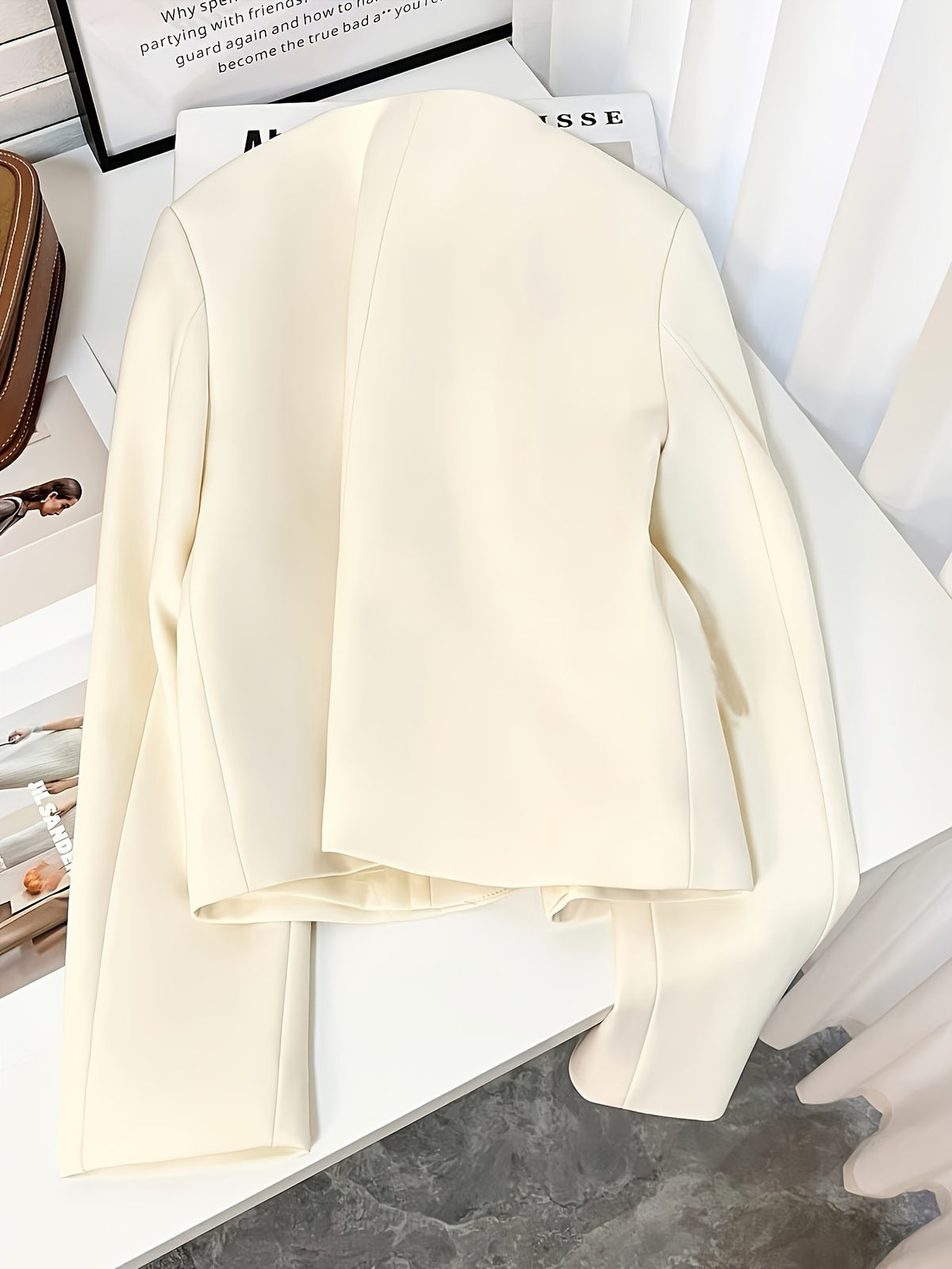 Blazer elegante com decote em V e abotoamento
