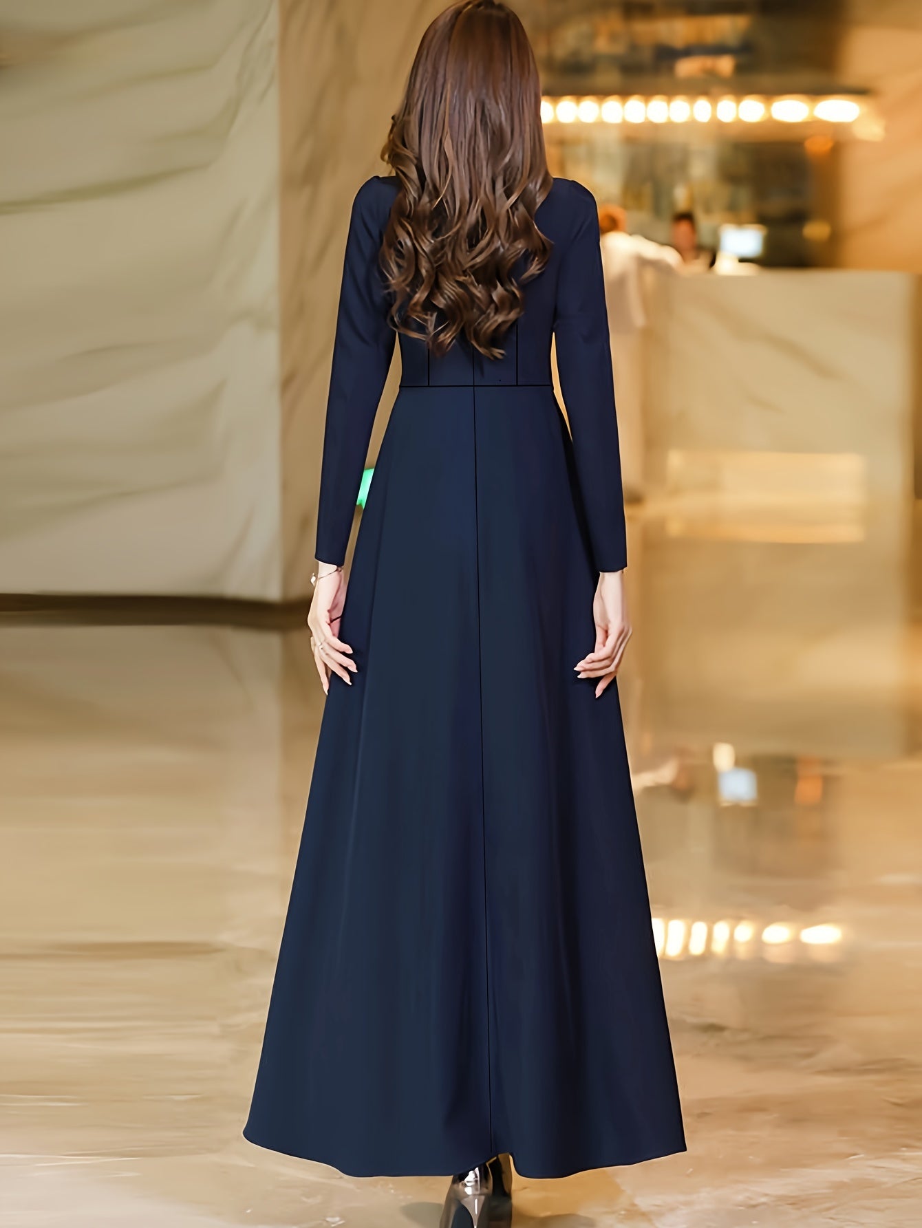 Vestido de manga comprida com decote em V, corte slim, cintura justa