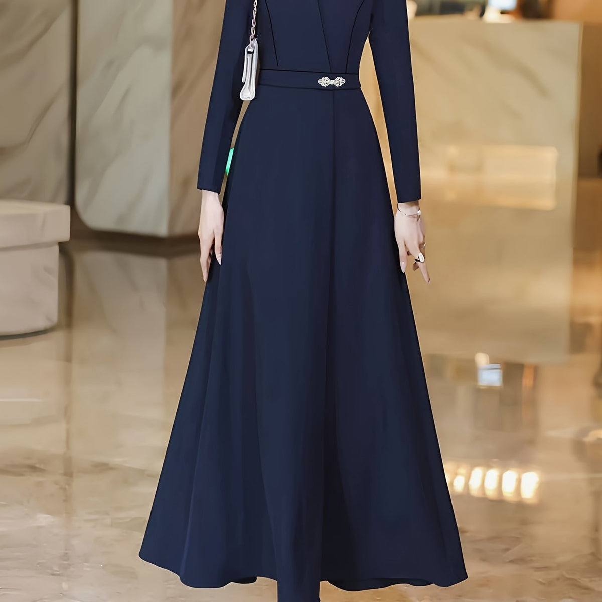 Vestido de manga comprida com decote em V, corte slim, cintura justa