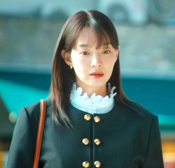 Look Dorama “Lucros do Amor” – Jaqueta Tweed Feminina com Botões Dourados