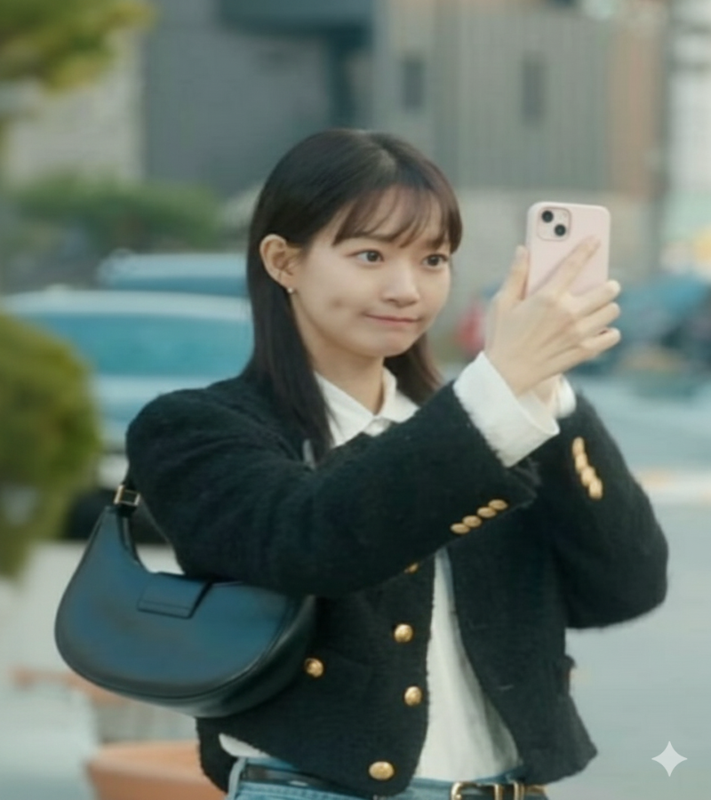 Look Dorama “Lucros do Amor” – Jaqueta Tweed Feminina com Botões Dourados