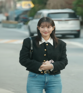 Look Dorama “Lucros do Amor” – Jaqueta Tweed Feminina com Botões Dourados