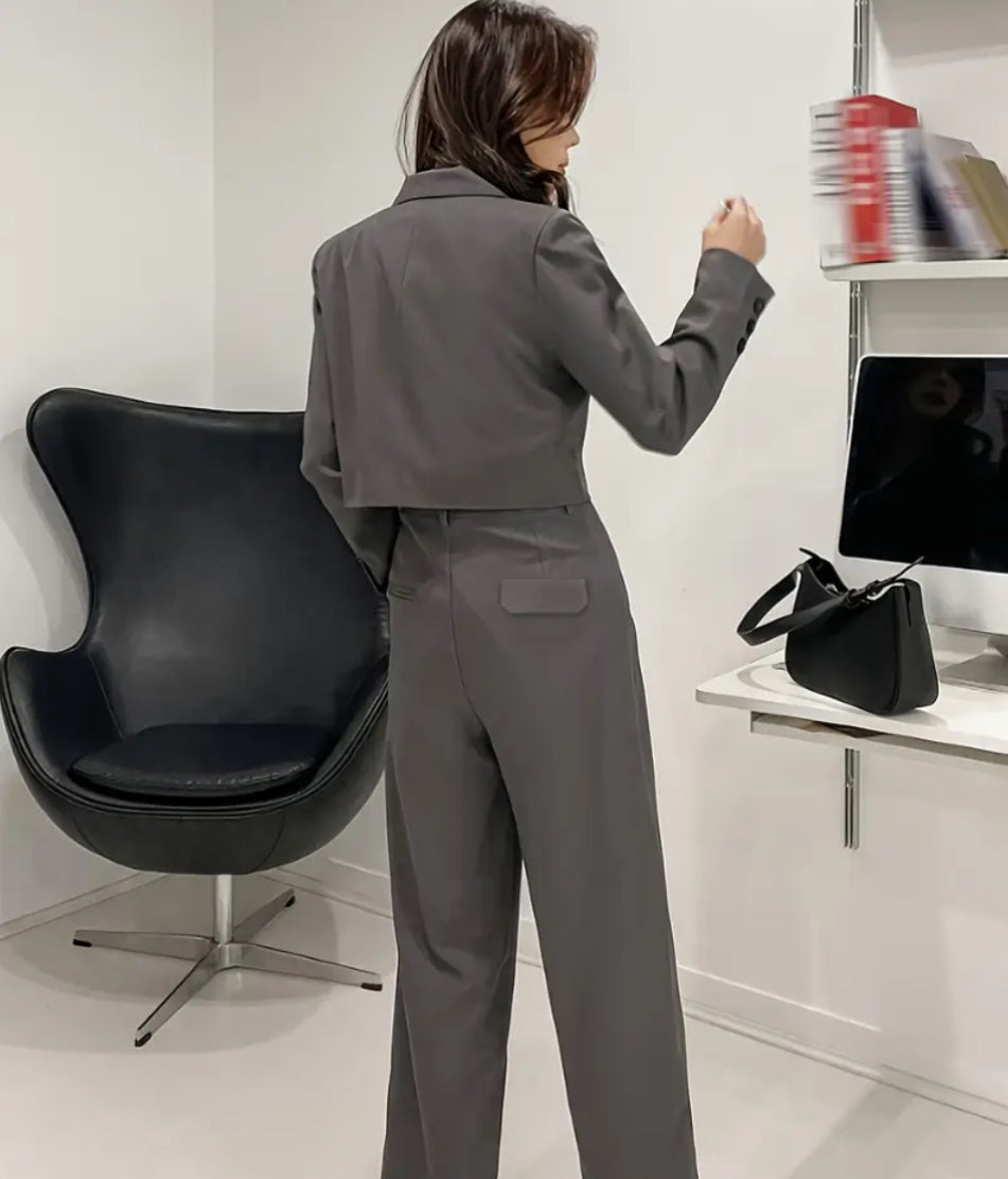 Conjunto Elegância Clássica – Blazer com Lapela e Fechamento Duplo