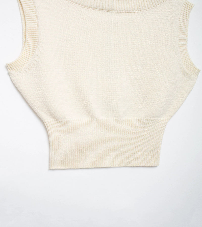 Look Garota Forte Bong-soon – Colete Curto Tricotado com Gola Alta