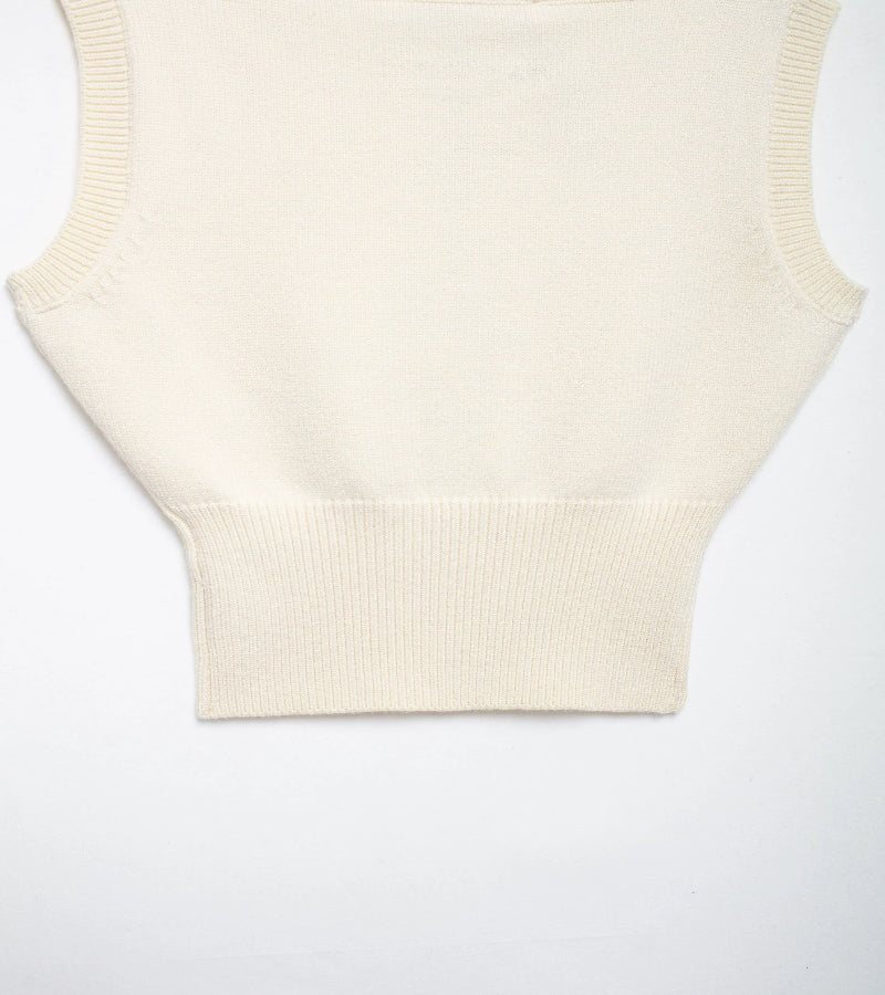 Look Garota Forte Bong-soon – Colete Curto Tricotado com Gola Alta