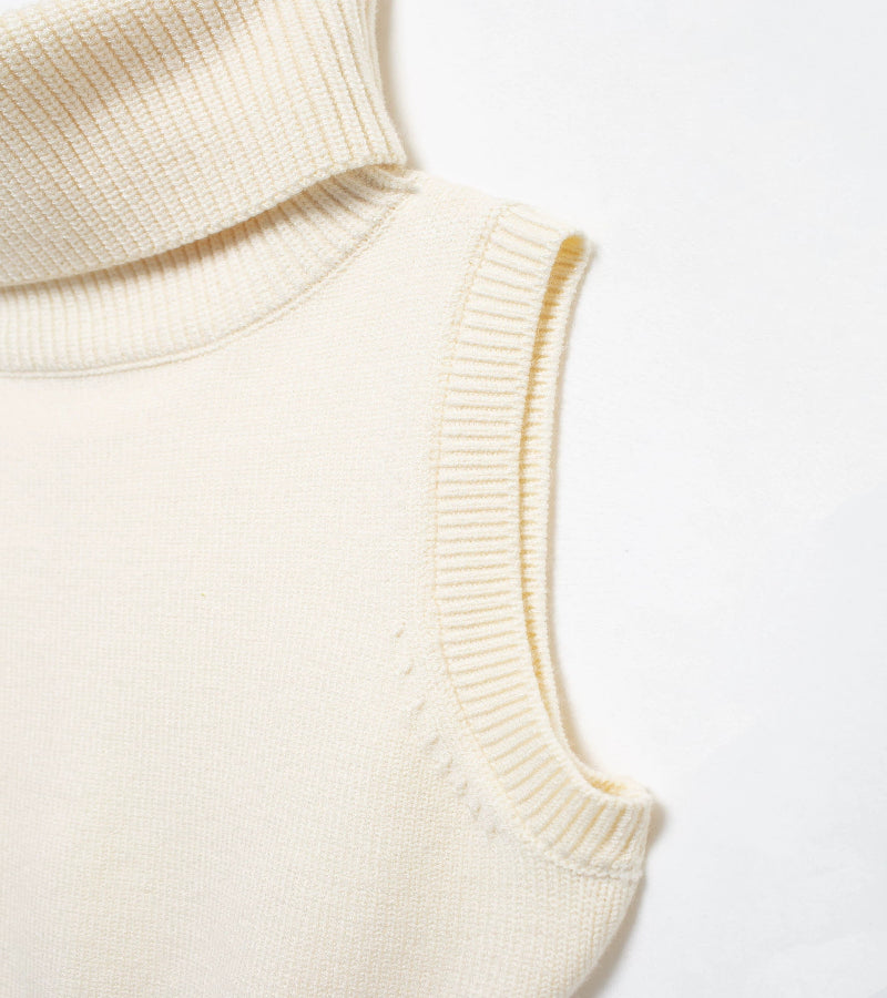 Look Garota Forte Bong-soon – Colete Curto Tricotado com Gola Alta