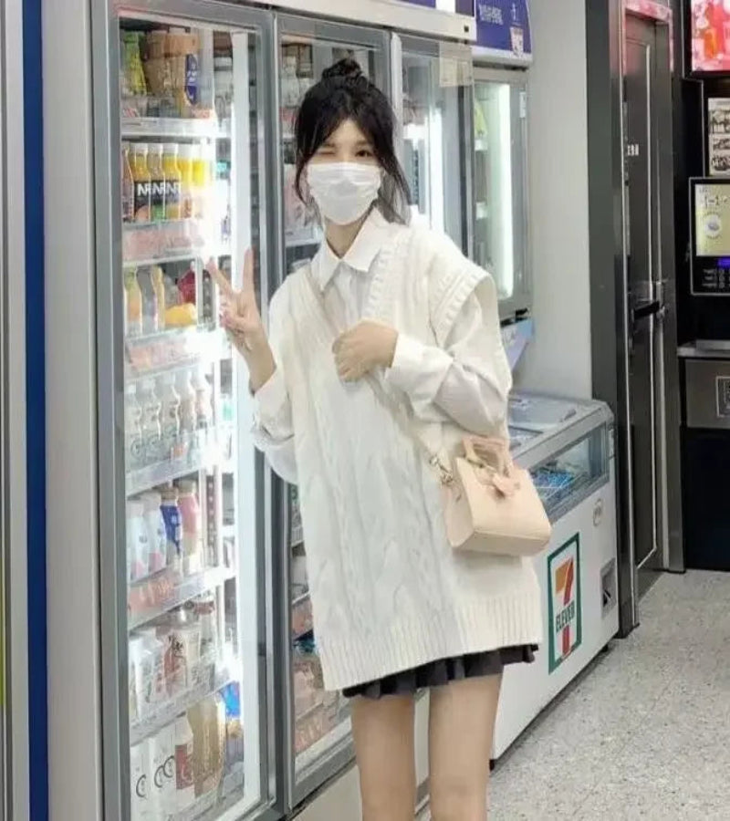 Look Estudante Coreana – Colete de Malha + Moletom Branco Manga Longa (2 peças)