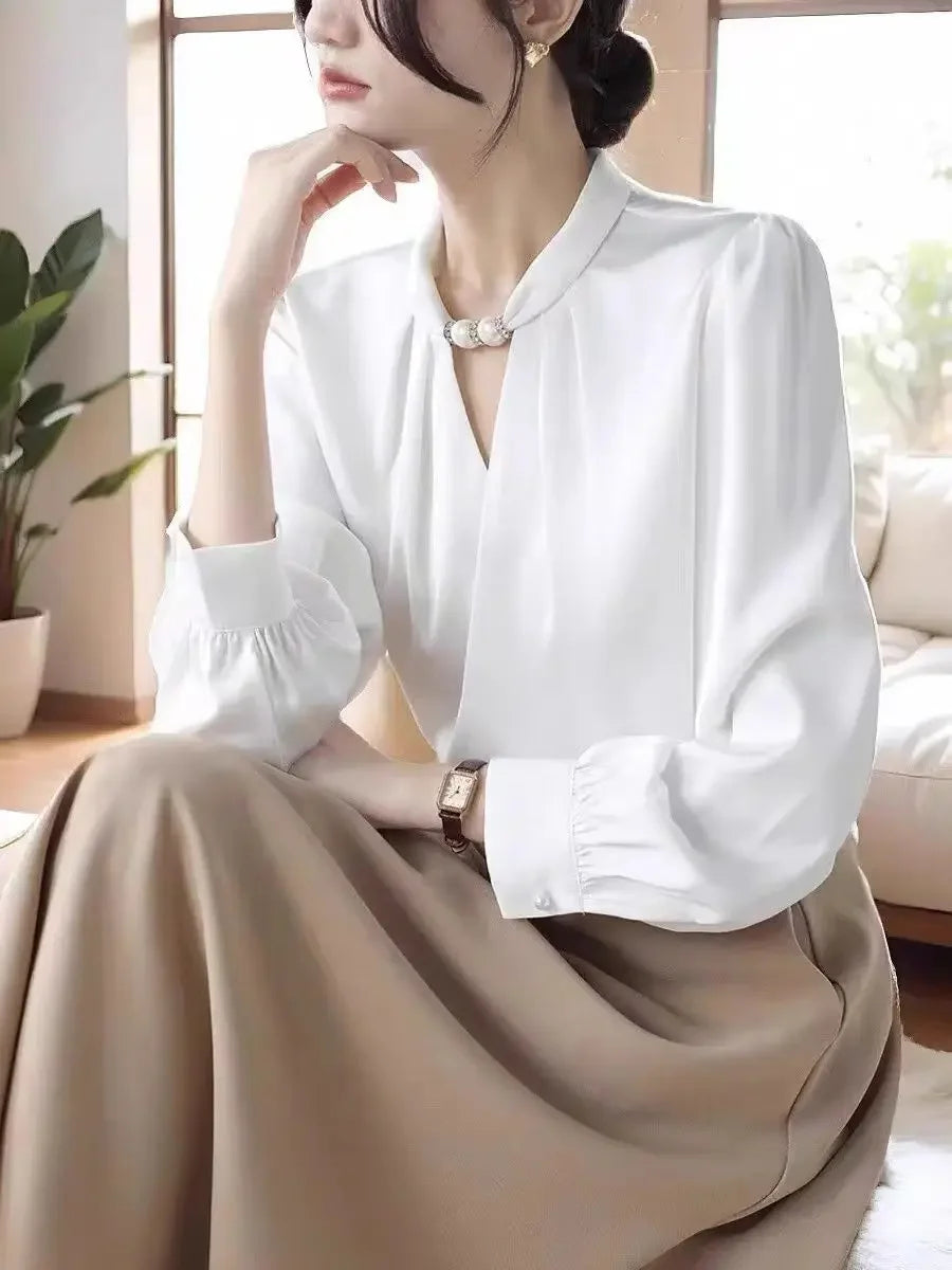 Blusa elegante de cetim, gola alta, com miçangas pulôver
